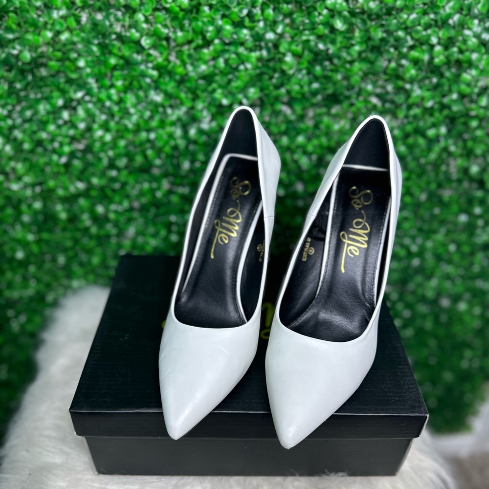 So Me! White pointed heel pump. Worn once.